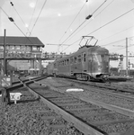 837136 Afbeelding van een electrisch treinstel mat. 1946 van de N.S. aan de oostzijde van het N.S.-station Amsterdam C.S.